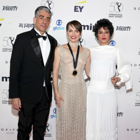 Letícia Colin é casada com Michael Mellamed; na foto, casal com Luísa Lima, diretora artística, na festa do Emmy
