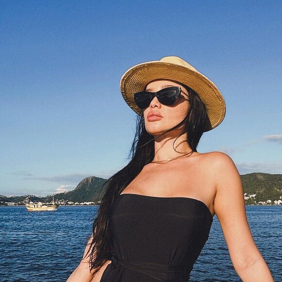 Fãs viram o reflexo de Kaique Cerveny nos óculos escuros de Juliette