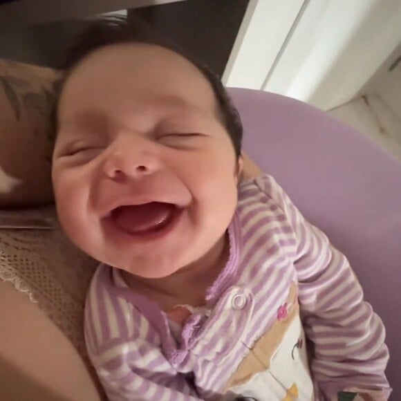 Viih Tube mostrou a filha sorrindo