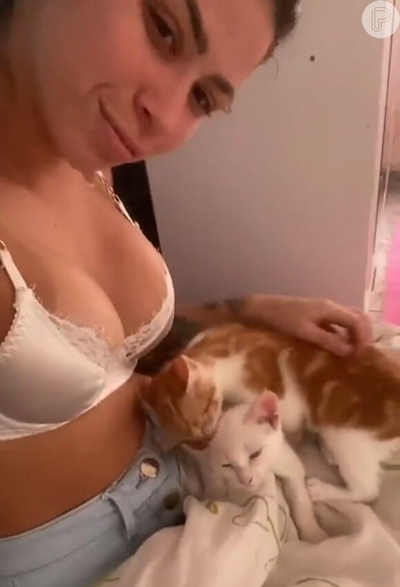 MC Pipokinha também foi acusada de zoofilia por gravar outro vídeo com gatos