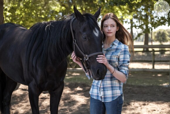 Mackenzie Foy interpretou Jo Green no filme 'Beleza Negra: Uma Amizade Verdadeira é baseado'. A personagem cria uma forte amizade com um cavalo