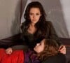 Kristen Stewart e Mackenzie Foy como mãe e filha em 'Crepúsculo: Amanhecer - Parte 2', em 2012
