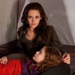 Kristen Stewart e Mackenzie Foy como mãe e filha em 'Crepúsculo: Amanhecer - Parte 2', em 2012