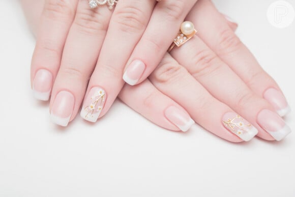 Unhas decoradas com floral e francesinha: essa nail art é delicada