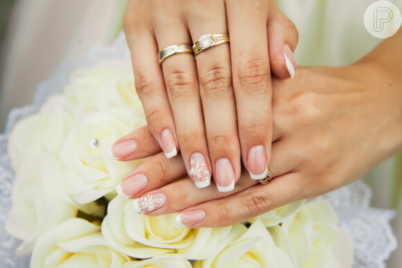 Unhas decoradas para noivas: quem é mais delicada e romântica vai amar essa nail art