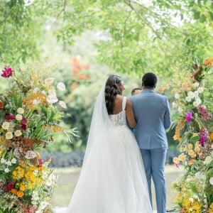 Vestido de casamento de Camilla de Lucas tinha cauda comprida e volumosa