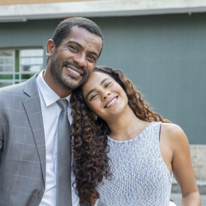 Após muitas brigas, Jenifer (Bella Campos) revela à mãe, Sol (Sheron Menezzes), que sabe que ela foi vítima de abuso sexual por Theo (Emilio Dantas) na juventude, na novela 'Vai na Fé'