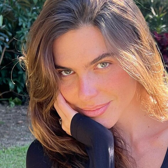 Na parte de cima, a ex de Cauã Reymond usou apenas uma blusa preta básica