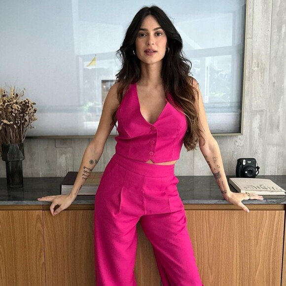 Thaila Ayala posou com look rosa de calça e colete com botões e silhueta roubou a cena