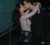 Flavia Pavanelli beijou o namorado, Bernardo Zveiter, na frente dos fotógrafos