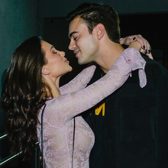 Flavia Pavanelli posou em clima de romance com namorado, Bernardo Zveiter