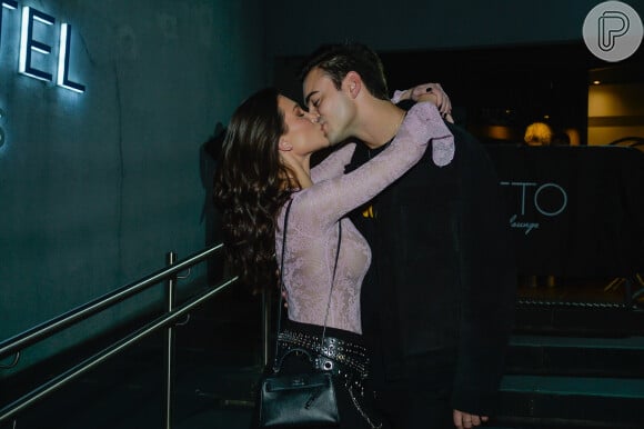 Flavia Pavanelli levou o namorado, Bernardo Zveiter, para festa e trocou beijos com o milionário