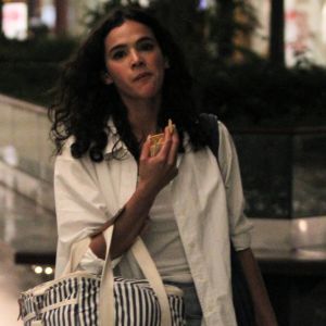 Bruna Marquezine foi vista comendo biscoitos enquanto caminhava pelos corredores de um shopping do Rio de Janeiro