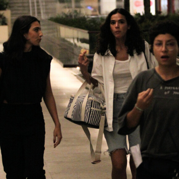 Bruna Marquezine esteve em um shopping da Zona Sul do RJ