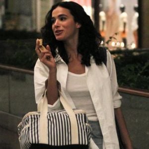 Bruna Marquezine elegeu look casual para passeio em shopping carioca