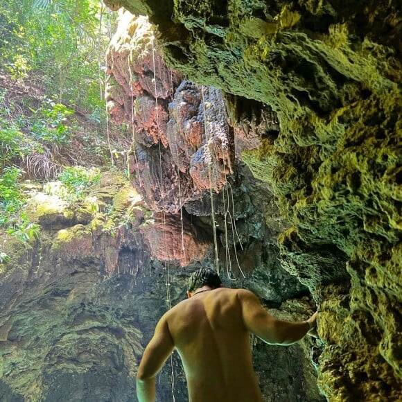 Rainer Cadete nu! Ator exibiu o bumbum em foto ousada 