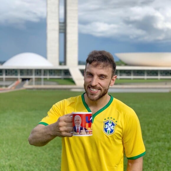 Leo Lins ganhou uma enxurrada de comentários o detonando e o elogiando por sua postura contra a decisão da Justiça.
