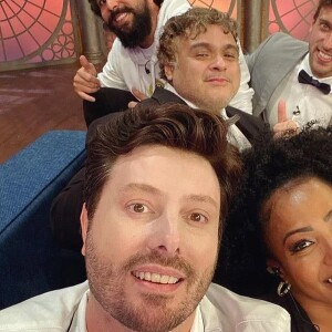 Leo Lins com o time que faz o programa The Noite que é exibido nas madrugadas do SBT.
