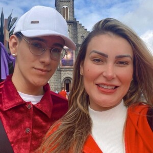 Andressa Urach voltou à igreja por um convite da mãe