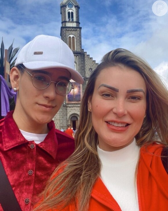 Andressa Urach voltou à igreja por um convite da mãe