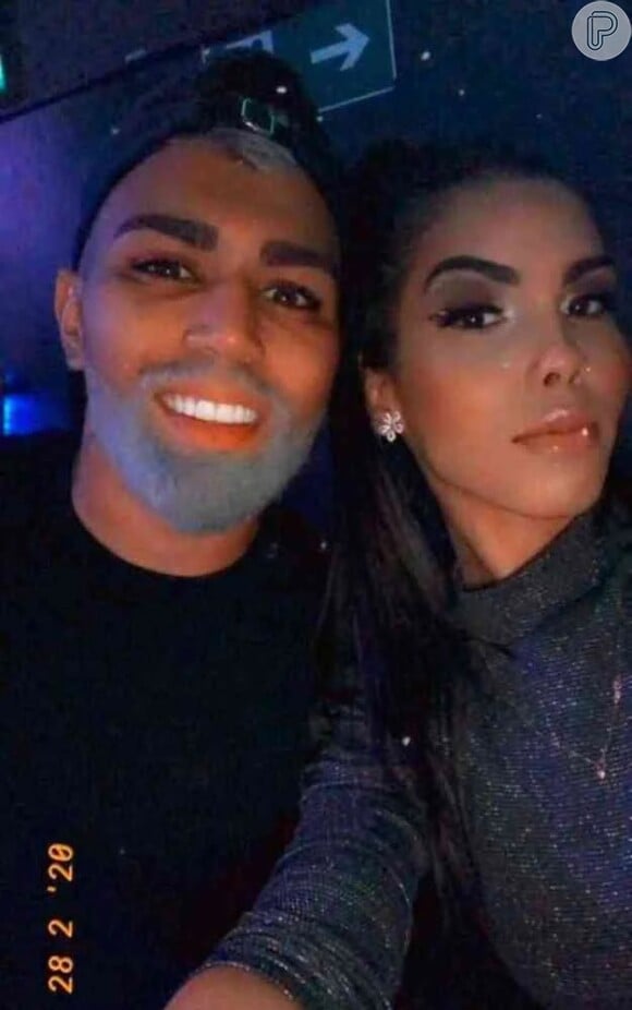 Taty Sindel mandou uma foto dela com Gabigol à imprensa para provar fala