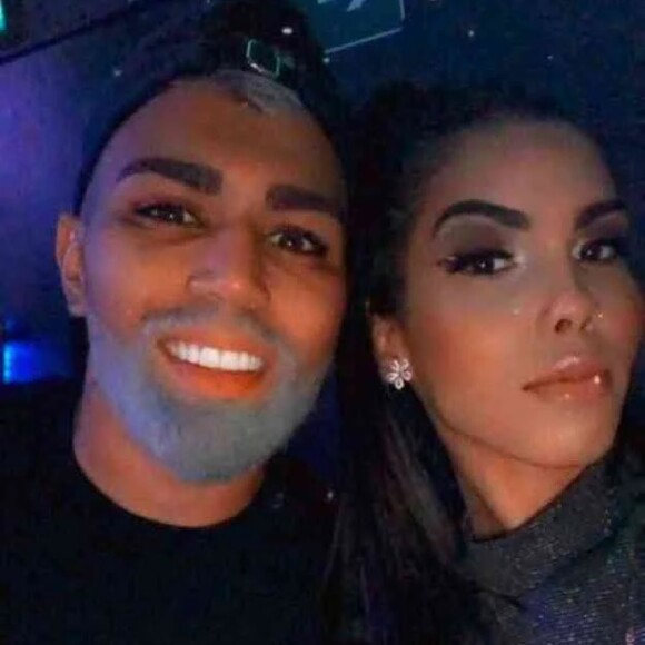 Taty Sindel mandou uma foto dela com Gabigol à imprensa para provar fala