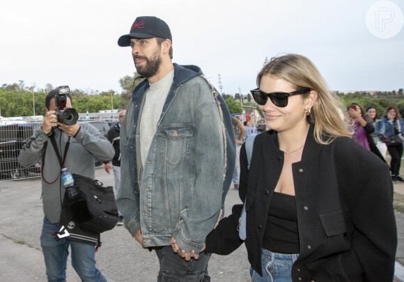 Piqué foi acusado de trair a ex-esposa Shakira com Clara.
