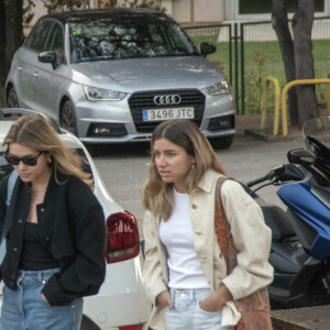 Piqué e Clara foram com uma amiga para o show do Coldplay na Espanha.