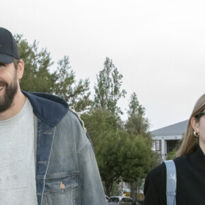 Piqué surge sorrindo em primeira aparição oficial com a namorada Clara Chía.