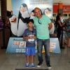 Claudio Galvan leva o filho, Arthur, à pré-estreia de 'Pinguins de Madagascar'