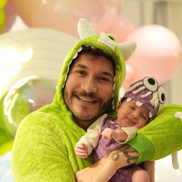 Eliezer costuma mostrar o dia a dia com a filha, Lua