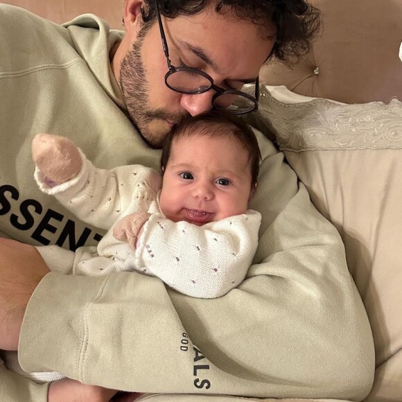 Eliezer é pai coruja de Lua, nascida em abril de 2023