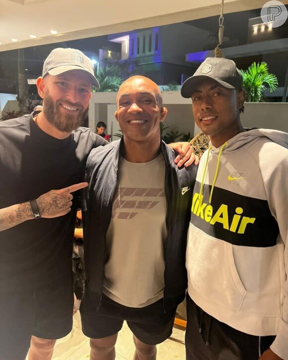 Personal trainer de mulheres de jogadores do Flamengo deu a entender que Rafaella Santos, irmã de Neymar e namorada de Gabigol, também é sua aluna; na foto, Danilo Motosserra posa com Leo Pereira e Bruno Henrique