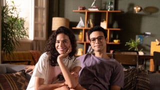 Bruna Marquezine surge juntinho de Sérgio Malheiros em foto de nova série e ator 'provoca' fãs: 'Aventuras amorosas de Salete e Raí'