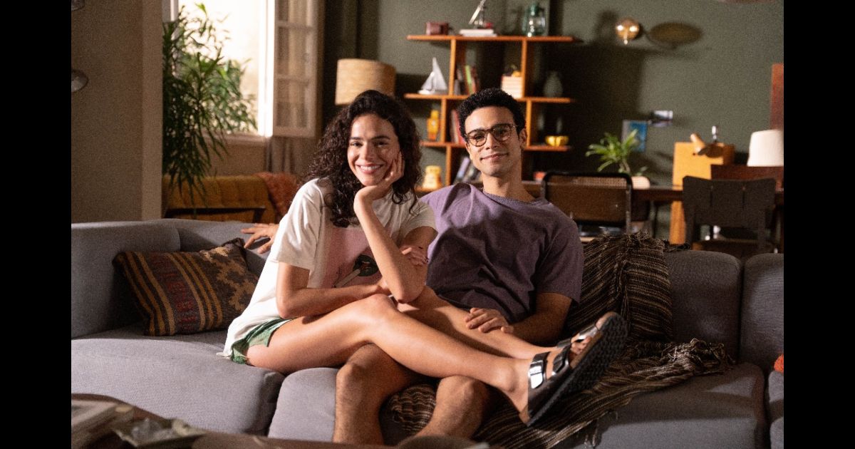 Bruna Marquezine seems along with Sérgio Malheiros in a photograph of a brand new collection and the actor 'provokes' followers: 'Love adventures of Salete and Raí'