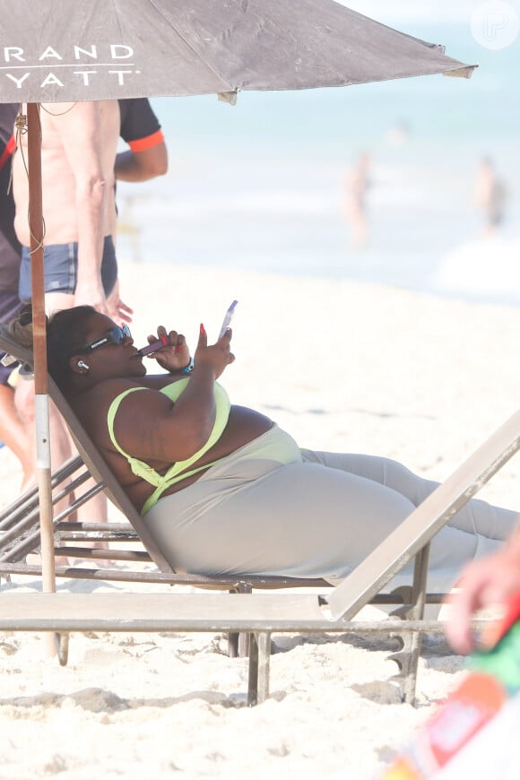 Jojo Todynho foi flagrada com um cigarro eletrônico na mão, cuja venda é proibida no Brasil