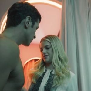 Graça (Agatha Moreira) pediu para Marino (Leandro Lima) experimentar blusa que lhe deu de presente e o surpreendeu em provador na novela 'Terra e Paixão'