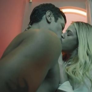 Graça (Agatha Moreira) avançou em Marino (Leandro Lima) e lhe deu um grande beijo na novela 'Terra e Paixão'