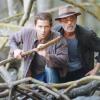 Cassiano (Henri Castelli) e Duque (Jean Pierre Noher) atravessam um pântano e são surrpreendidos por um crocodilo, em 'Flor do Caribe'