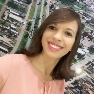 Ex-jornalista da Globo Leilane Macedo chegou a apresentar telejornal em afiliada da emissora em Goiás