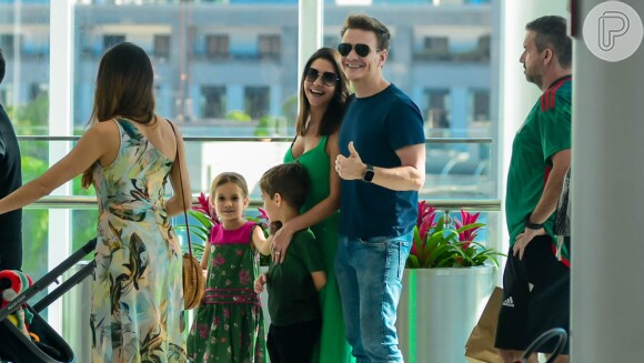 Mulher de Michel Teló, Thais Fersoza combinou looks com filhos, Melinda e Teodoro, em passeio por shopping