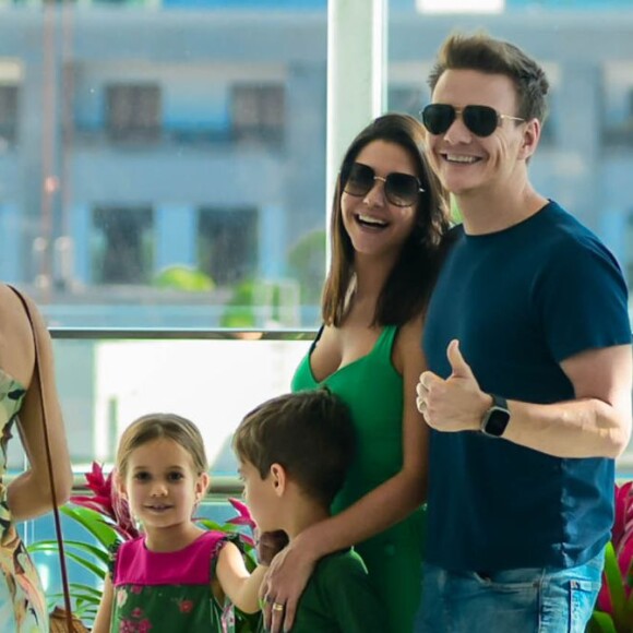 Mulher de Michel Teló, Thais Fersoza combinou looks com filhos, Melinda e Teodoro, em passeio por shopping