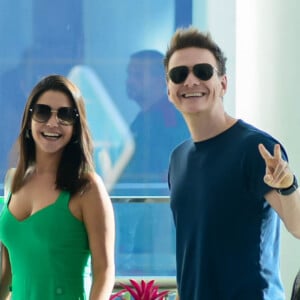 Michel Teló acenou para fotógrafo durante passeio com a mulher, Thais Fersoza , e os filhos, Melinda e Teodoro, em shopping do Rio de Janeiro em 11 de junho de 2023