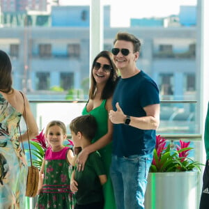 Thais Fersoza combinou cor de look com os filhos, Melinda e Teodoro