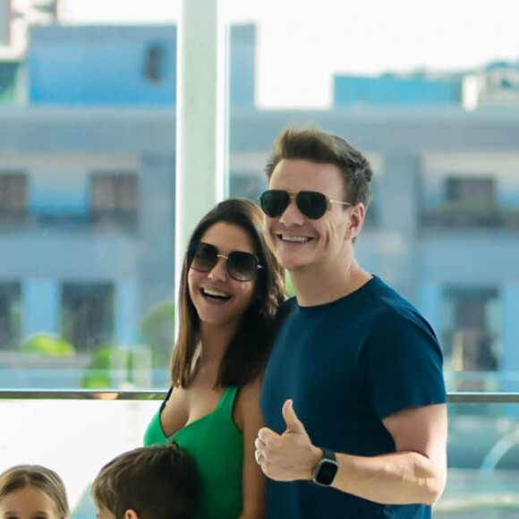 Michel Teló, Thais Fersoza, Melinda e Teodoro passearam por shopping do Rio em 11 de junho de 2023