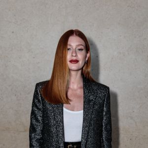 Look de Marina Ruy Barbosa traz blazer com efeito metalizado