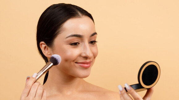 Qual pó usar na maquiagem? Conheça diferentes tipos e opções para selar a pele com o acabamento perfeito