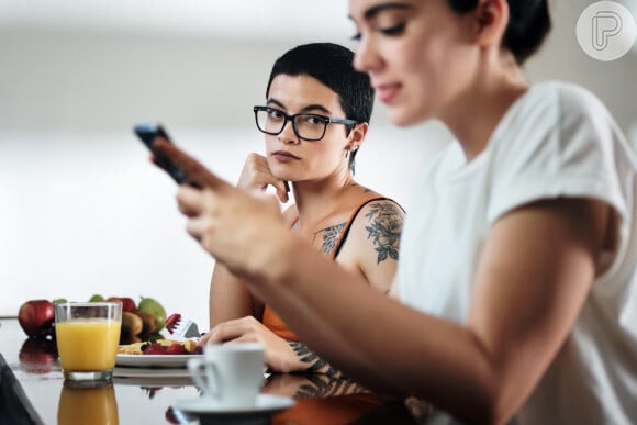 O ciúme natural surge em uma situação específica em que a pessoa se sente ameaçada ou corre o risco de perder quem ama