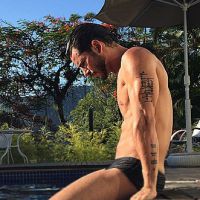 Namorado de Isis Valverde, Uriel Del Toro relaxa em piscina na casa da atriz