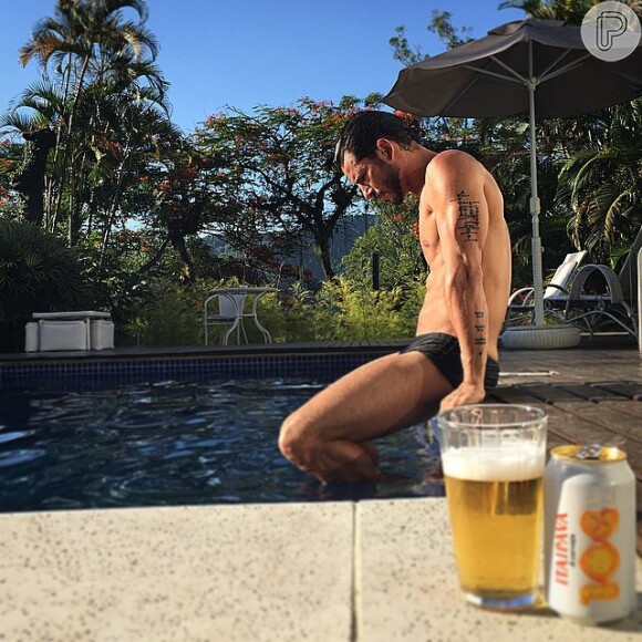 Namorado de Isis Valverde, Uriel Del Toro posta foto em piscina na casa da atriz